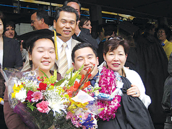 지난 5월 아들 상우군의 미국 UC버클리대학 졸업식에서 가족들이 기념촬영을 하였다.(왼쪽부터 딸 혜영양, 아들 상우군, 부인 정미순씨, 뒤쪽이 권영모씨)